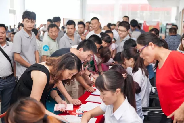 熱情參與我們現(xiàn)場游戲的貴賓 熱情參與我們現(xiàn)場游戲的貴賓