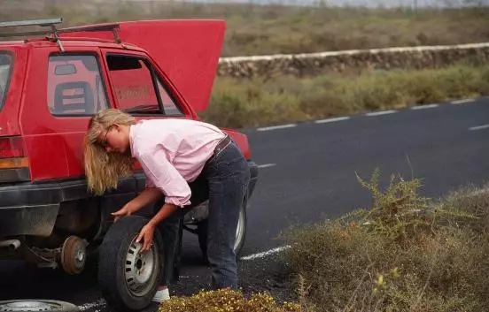 汽車爆胎怎么辦？你應(yīng)該知道的換胎知識(shí)！