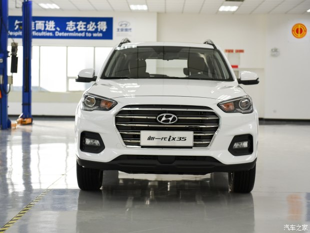 車尾部采用了分層式的設計，特別是碩大的裝飾板同樣營造出“硬派”的感覺，此外隱藏式的排氣管使尾部看起來很飽滿。