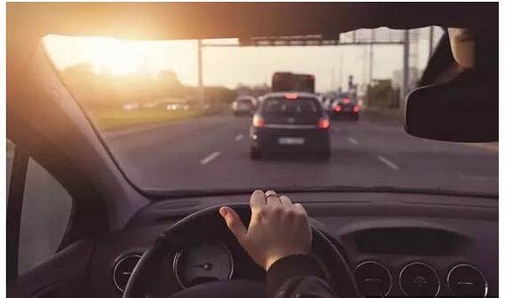 假如你開(kāi)車(chē)時(shí)爆胎了，你知道該怎么打方向盤(pán)嗎？多學(xué)點(diǎn) 沒(méi)壞處！