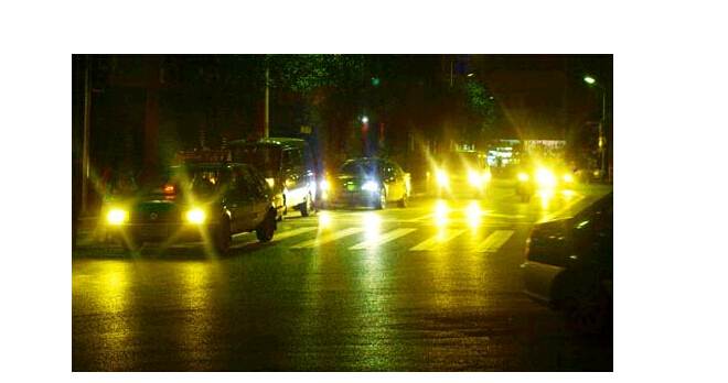 夜晚開(kāi)車(chē)，小心穿了隱身衣的黑衣女子，會(huì)吃人！