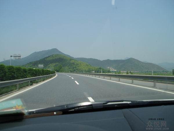 高速上前方出現(xiàn)一塊石頭，你會(huì)怎么做？