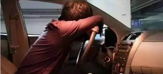 為什么很多人喜歡獨(dú)自坐在車?yán)锇l(fā)呆？