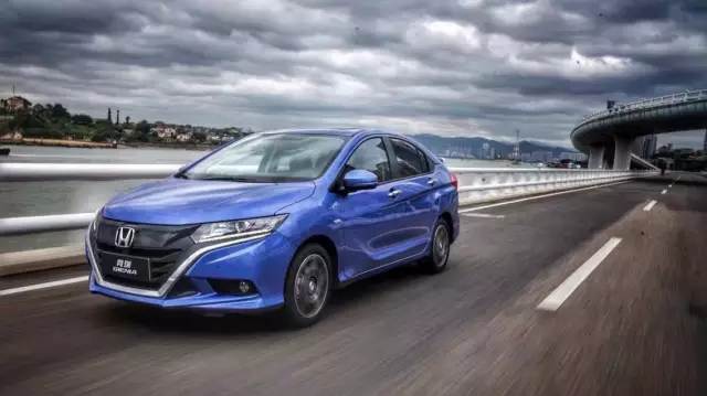 春光明媚，有輛競(jìng)?cè)穑℅IENIA）更能從容自在