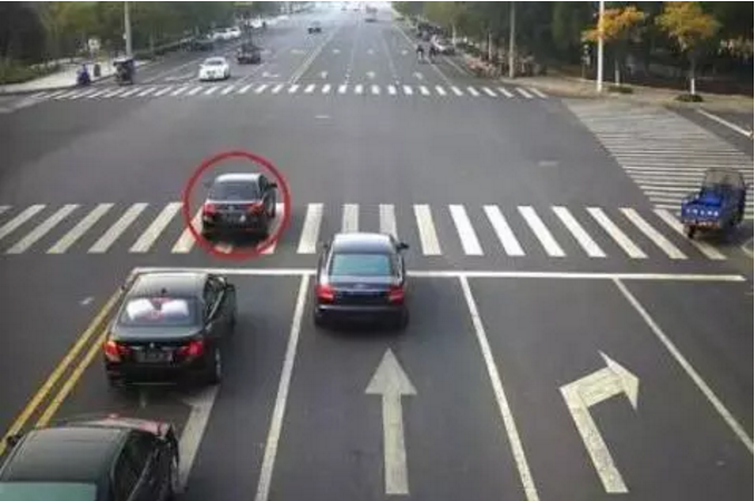 交警提醒：這五種闖紅燈不再扣分罰款，第三種還要表彰！